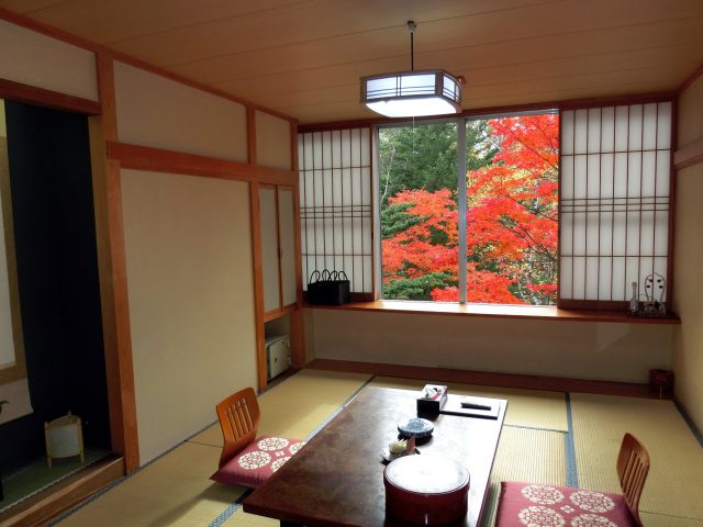 客室から眺める紅葉