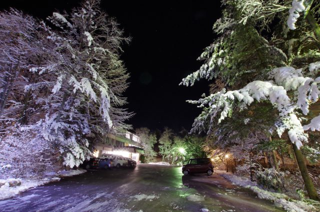 施設外観　夜の雪景色