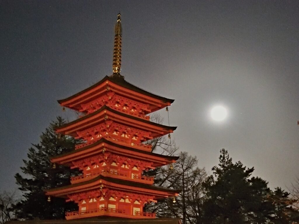 満月と草津山光泉寺五重塔