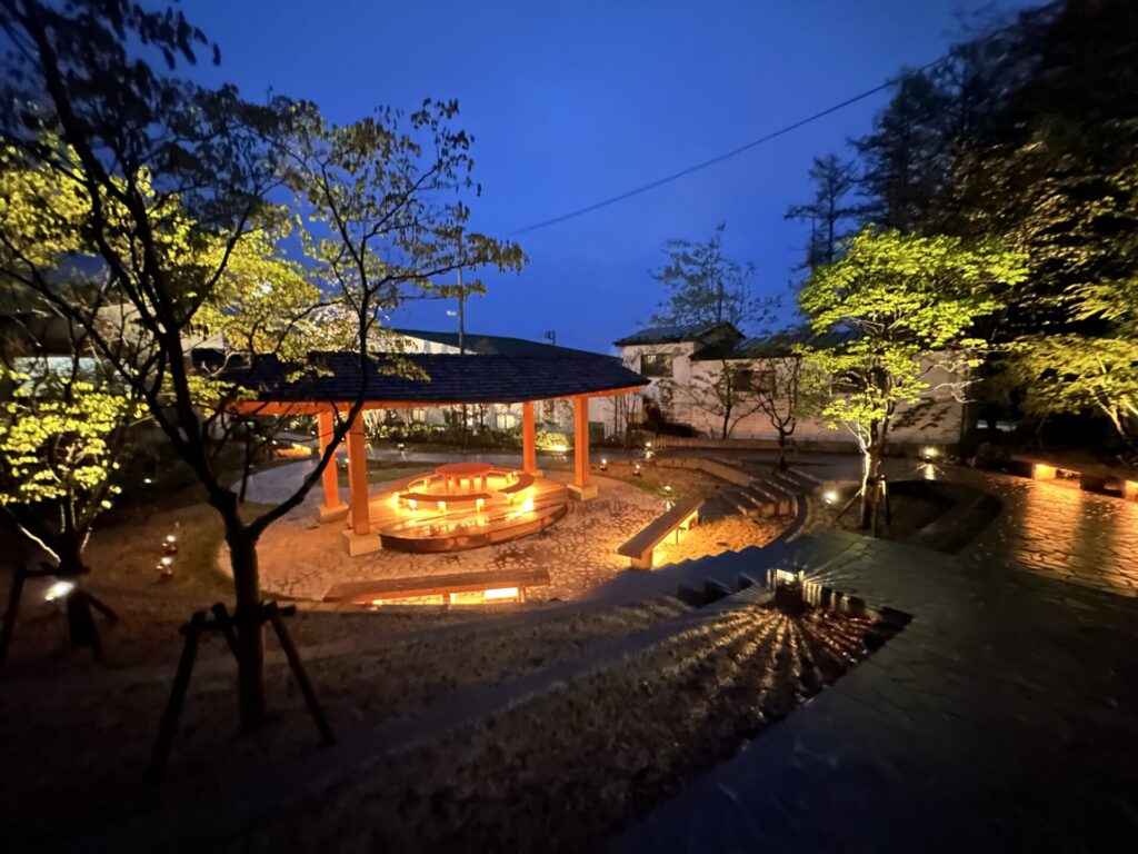 色彩の陵　夜のライトアップ
