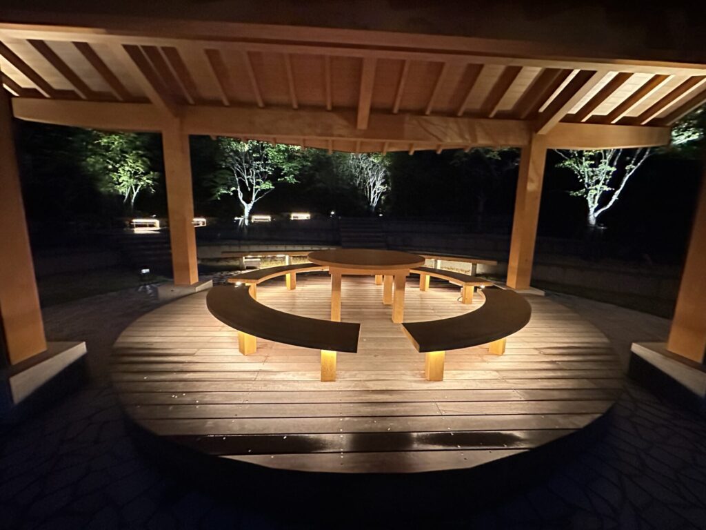 色彩の陵　夜のライトアップ