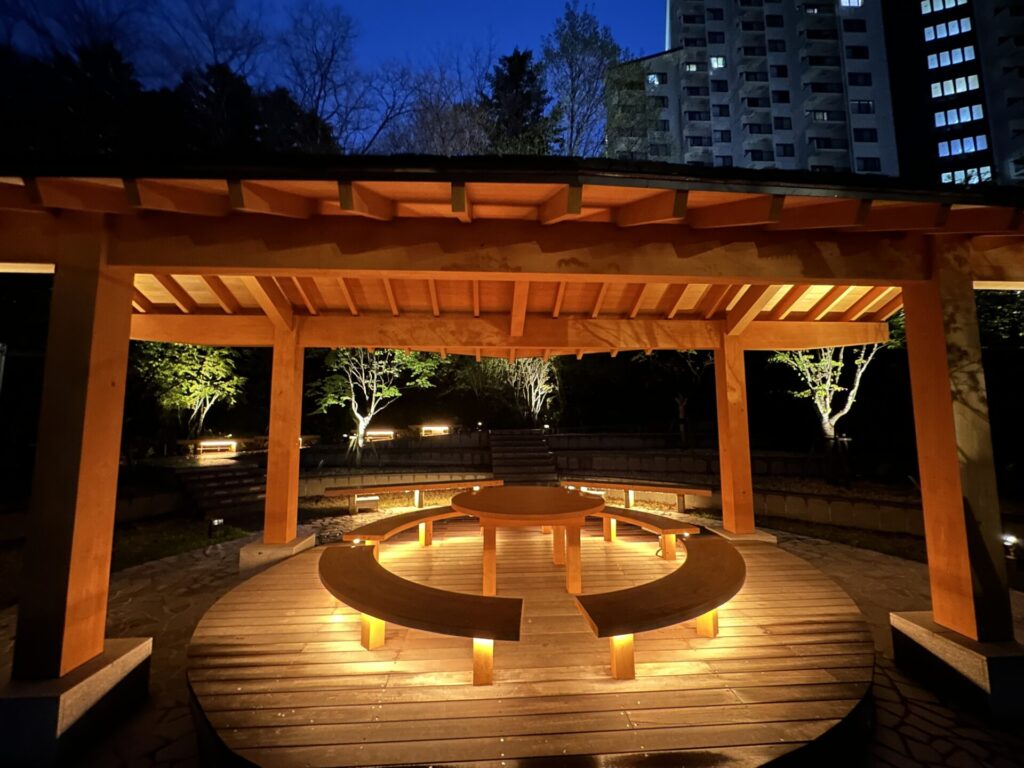 色彩の陵　夜のライトアップ