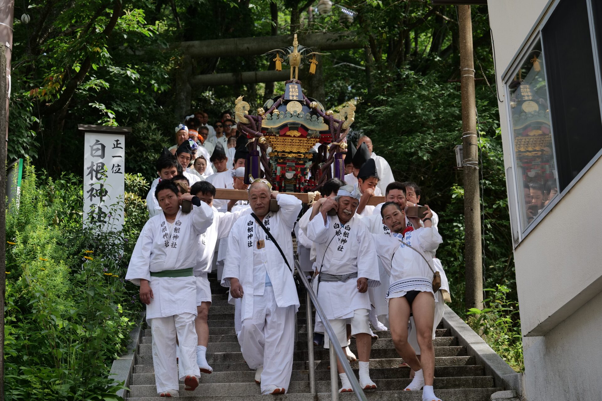 迫力満点！白根神社の渡御神輿が町を練り歩く光景を撮影しました