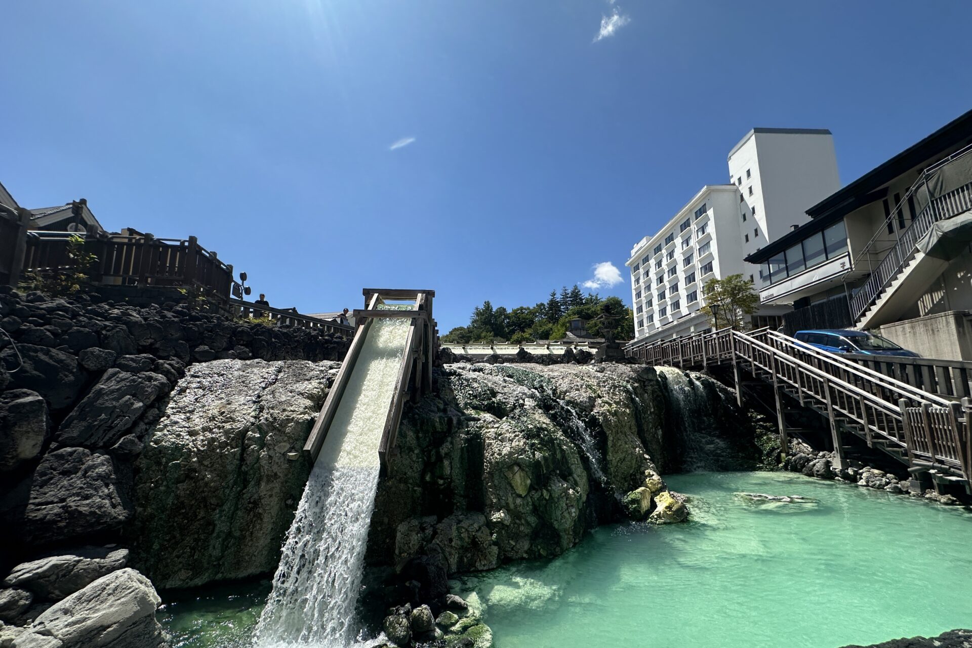 夏休み最後の土曜日｜青空に映える草津温泉の風景 – 【公式】草津温泉