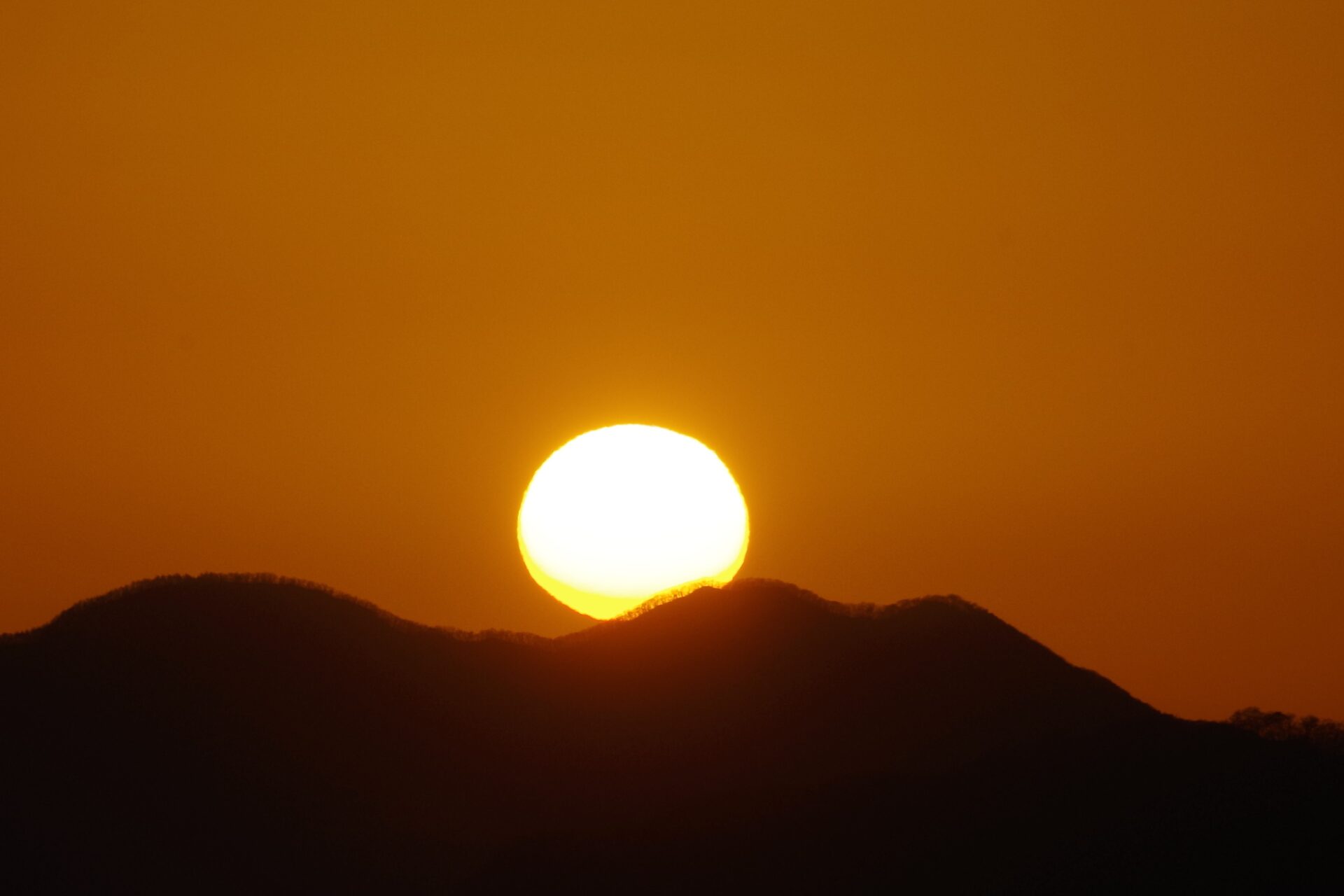 12月の幕開けを染める朝焼けの空──心洗われる冬の景色 – 【公式
