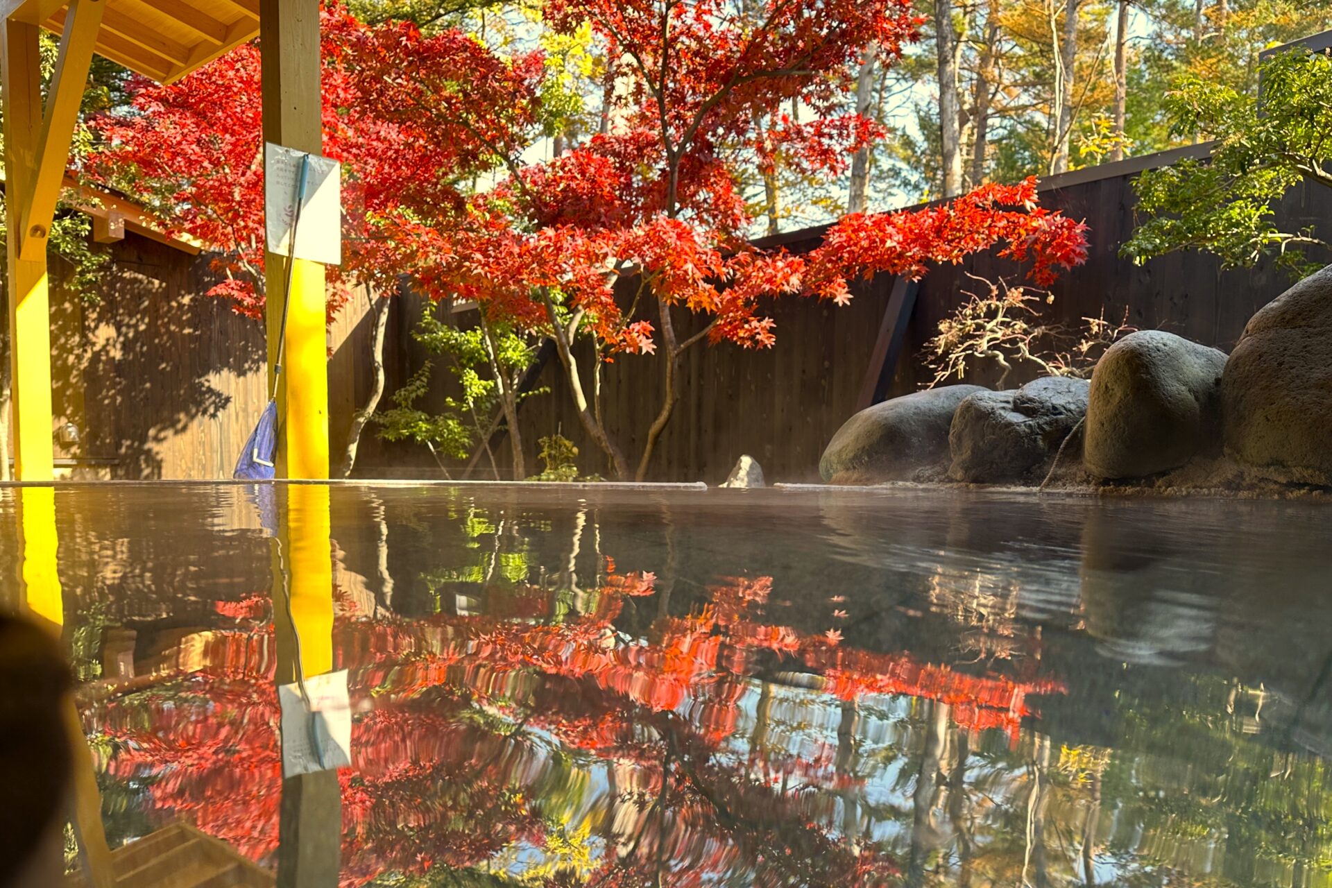 女性露天風呂で紅葉が見頃です 2025年11月8日撮影 – 【公式】草津温泉