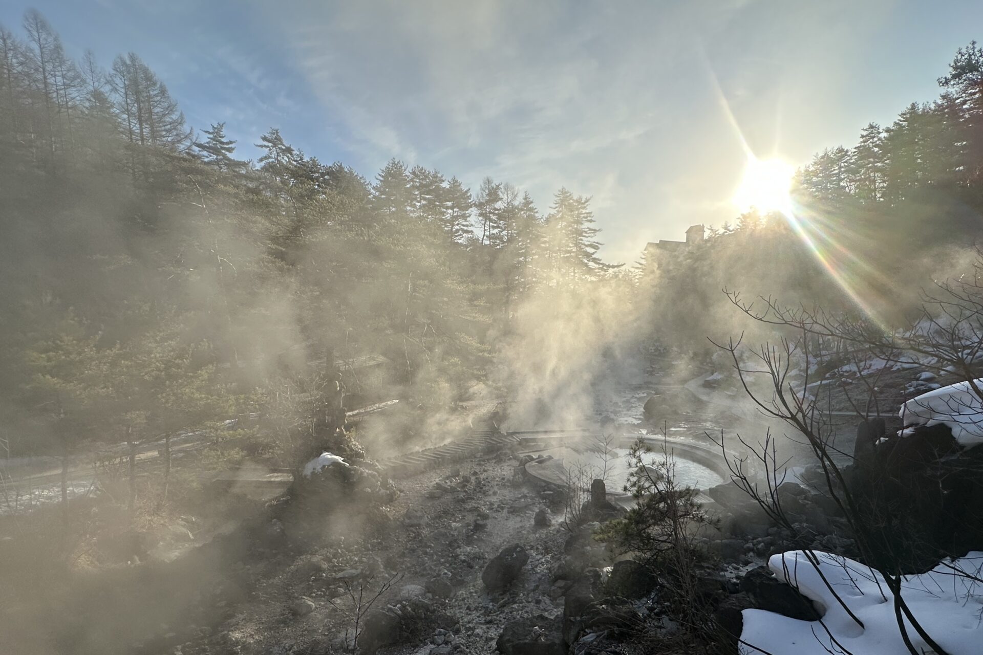 マイナス6℃の奇跡 西の河原公園 朝の絶景湯けむり – 【公式】草津温泉