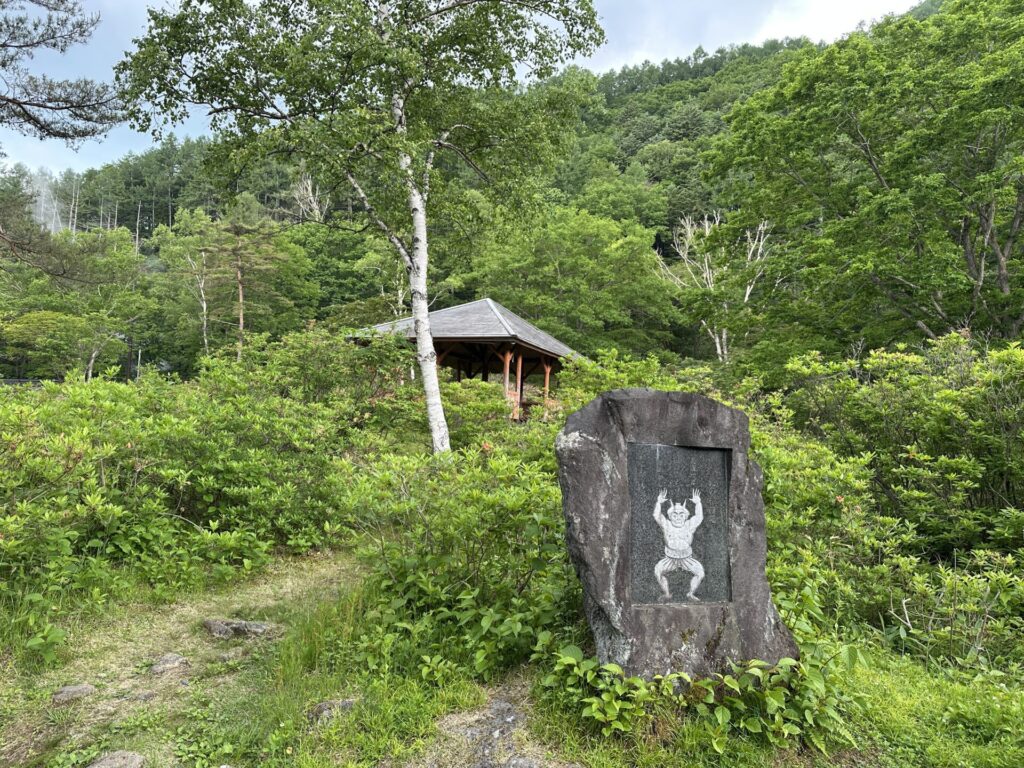 西の河原公園 鬼の相撲場あづまやの新緑風景