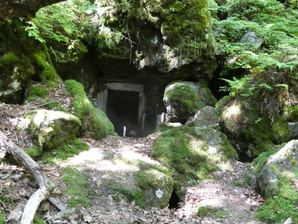 苔むした岩に囲まれた氷室の様子