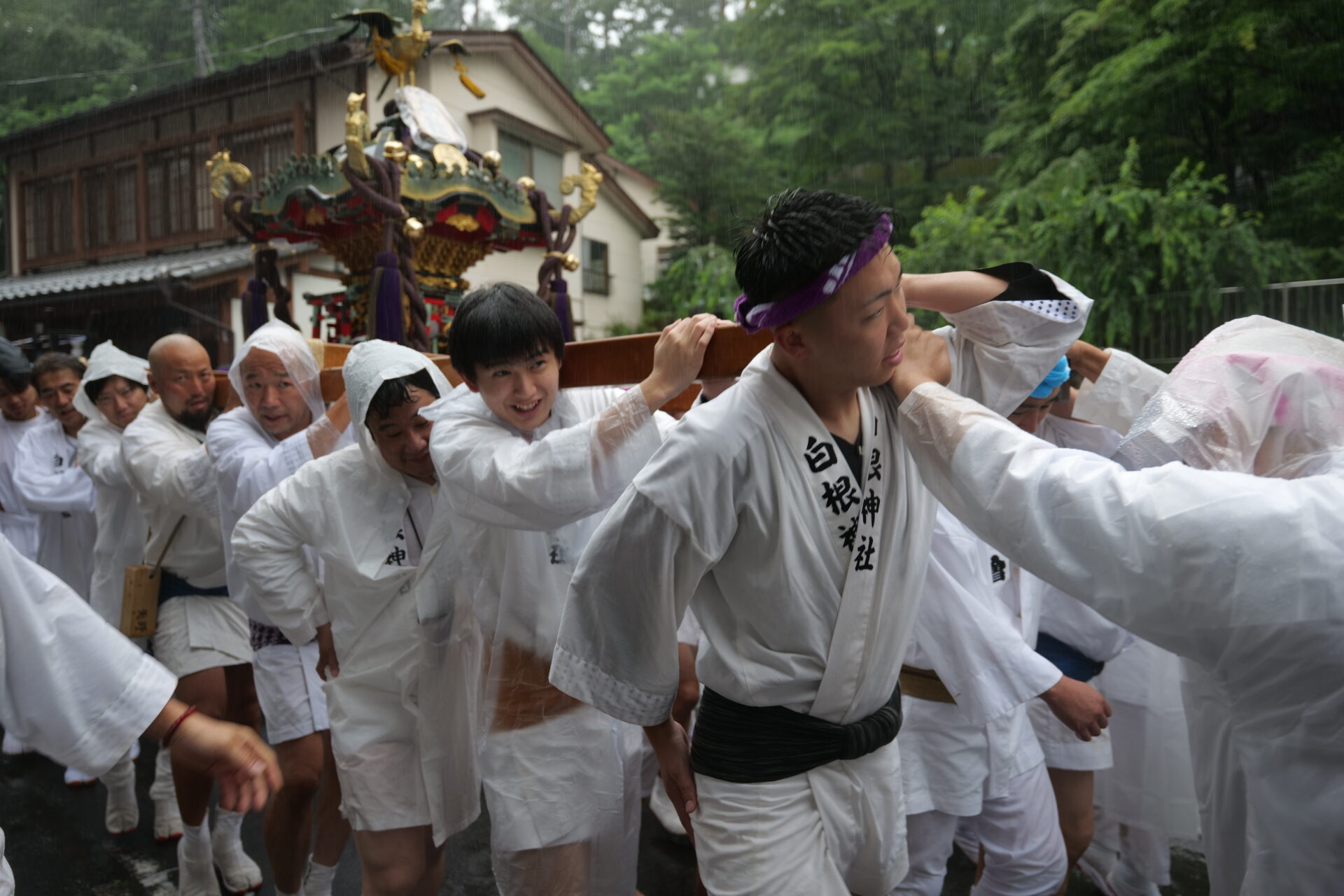 雨を突き抜ける勇ましい掛け声！白根神社夏まつり「渡御神輿