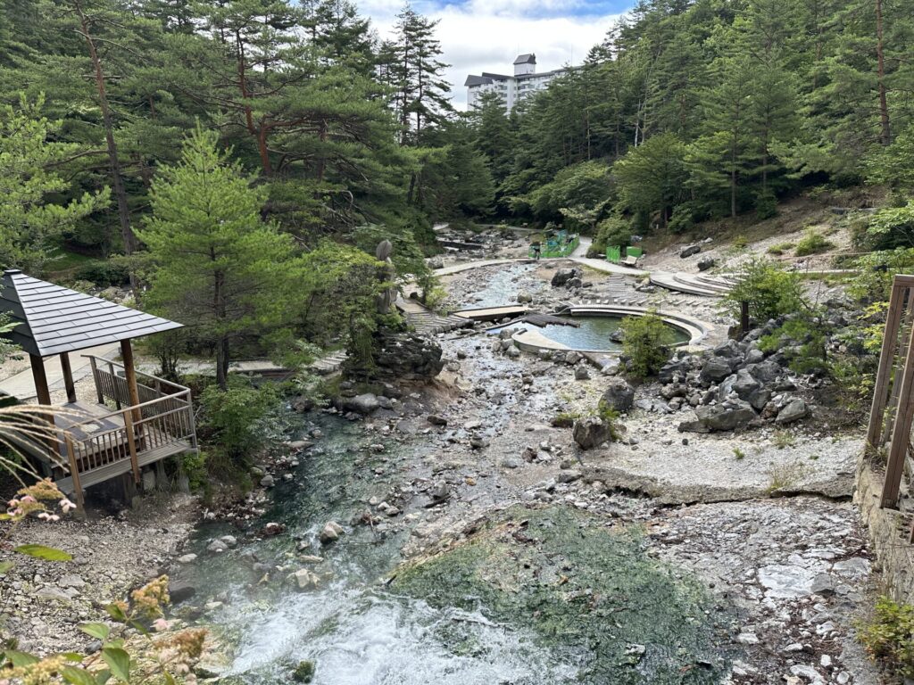 緑に囲まれた西の河原公園の温泉の流れ