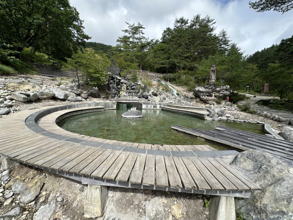 緑に囲まれた西の河原公園の足湯