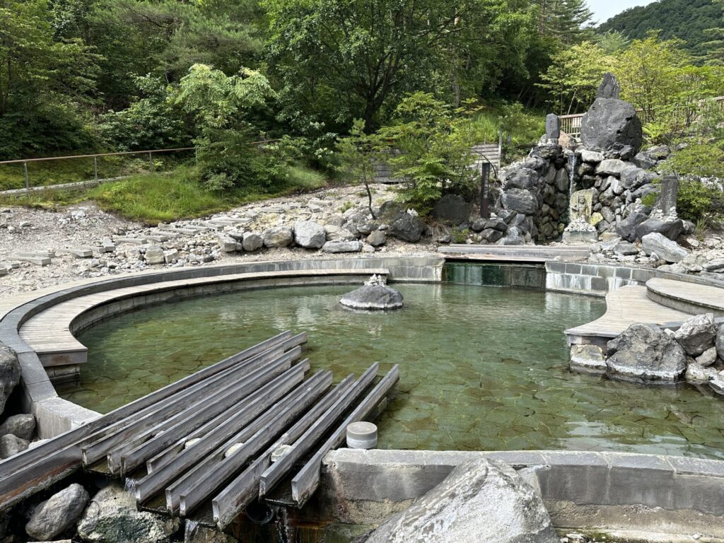 西の河原公園の大きな足湯