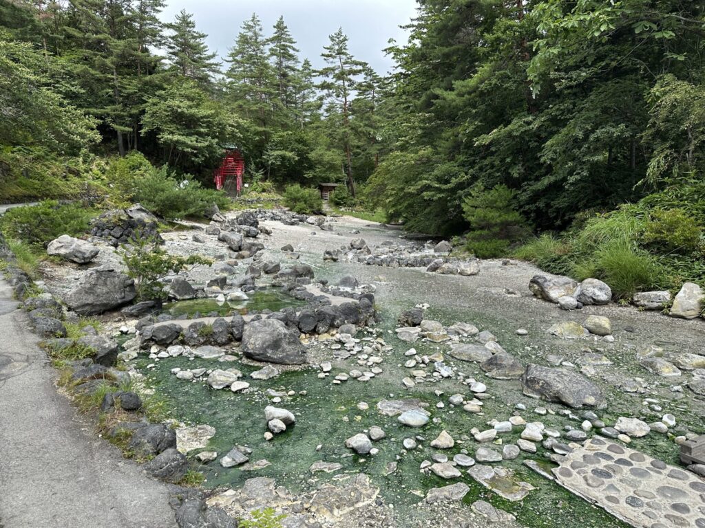 西の河原公園を流れる温泉の川