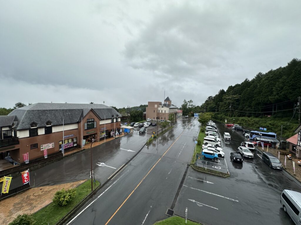 雨に濡れる道の駅草津運動茶屋公園の風景