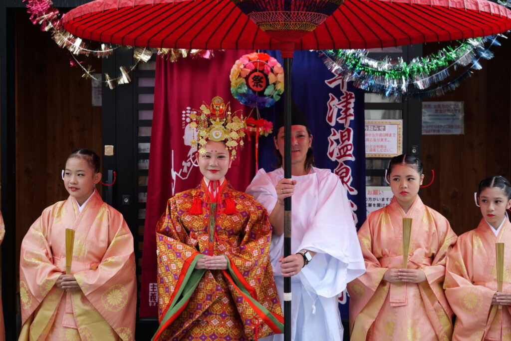 瑠璃の湯を訪れた温泉女神と巫女の皆様