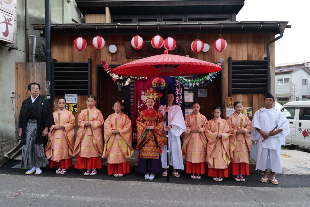 瑠璃の湯の前で撮影された温泉女神一行