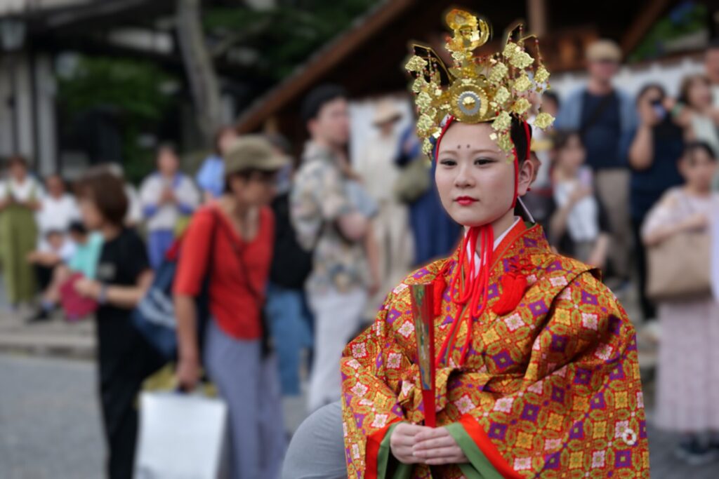 黄金の冠と鮮やかな装束をまとった温泉女神