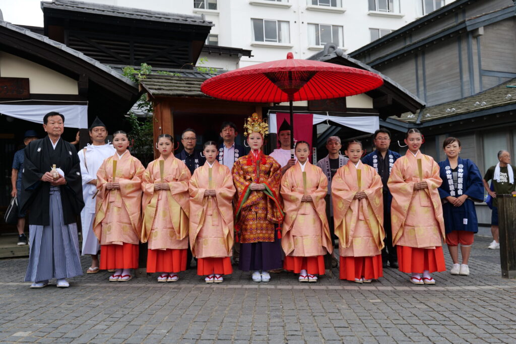 白旗の湯の前で撮影された温泉女神一行