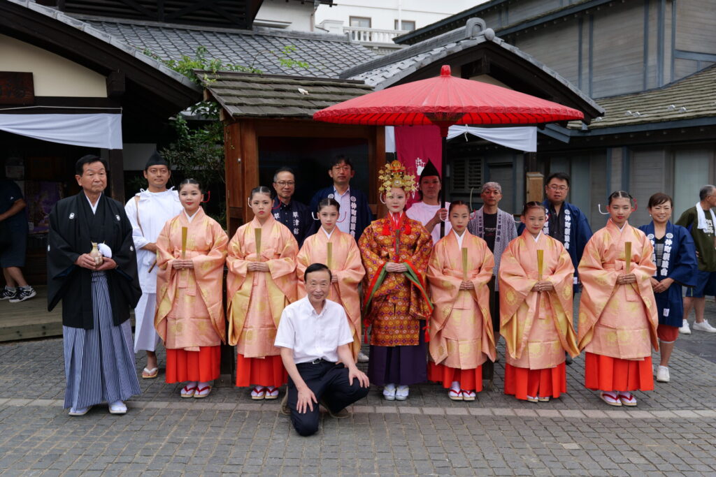 白旗の湯で温泉女神一行と記念撮影
