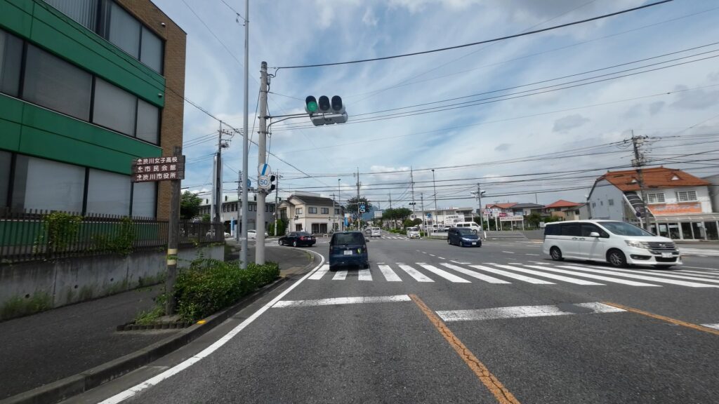 左折する藤ノ木東交差点