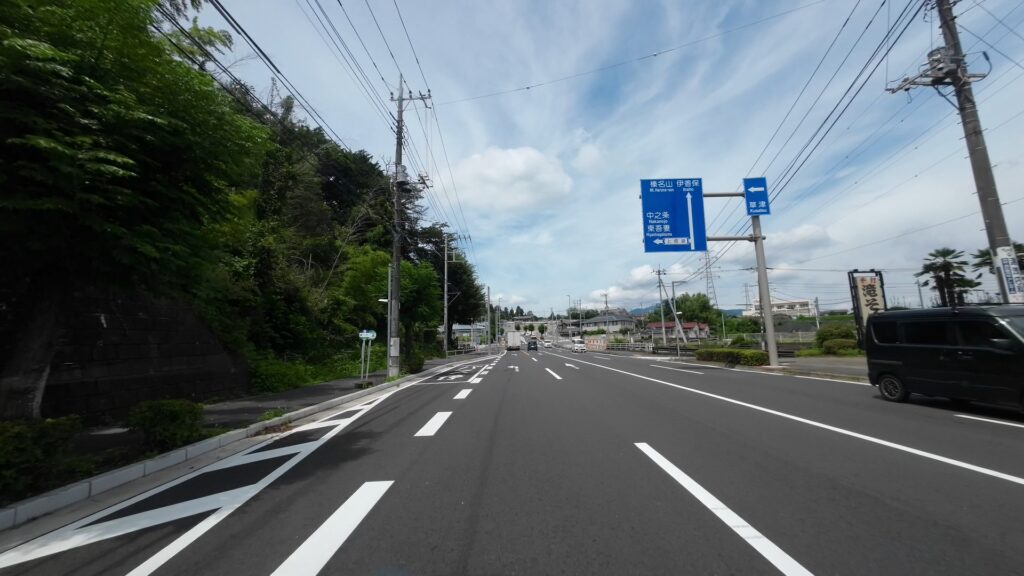 草津方面への左折を示す案内標識