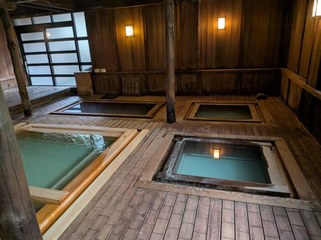 改修後の大滝乃湯 男性合わせ湯の全景