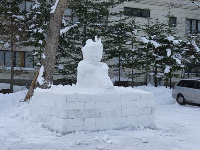 P1080018　ゆもみちゃんの雪像