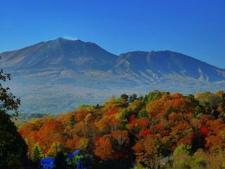 P1030009 浅間山と紅葉